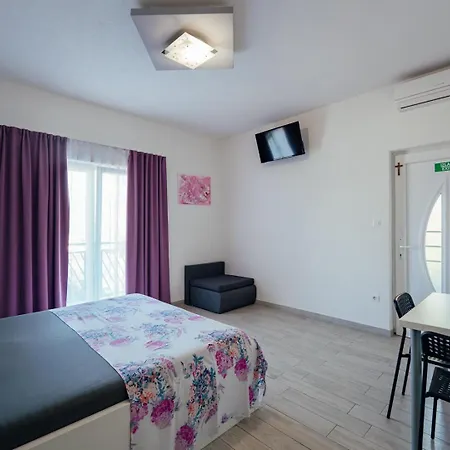 M&s S Bazenom Split - Apartment Podstrana