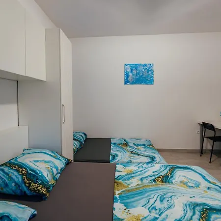 M&s S Bazenom Split - Apartment Podstrana