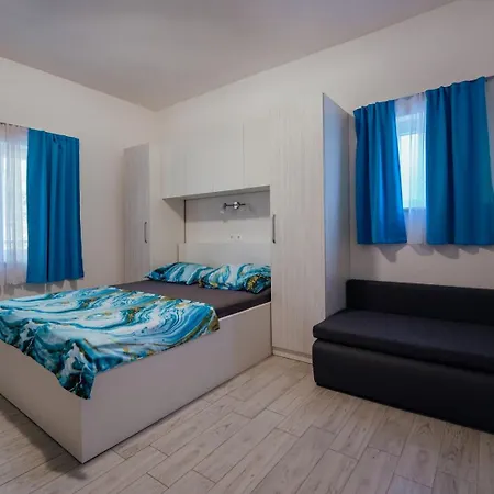 M&s S Bazenom Split - Ποντστράνα