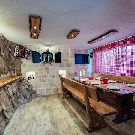 M&s S Bazenom Split - Ποντστράνα