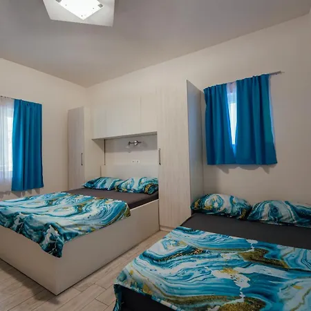 M&s S Bazenom Split -