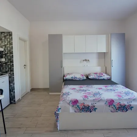 M&s S Bazenom Split - *