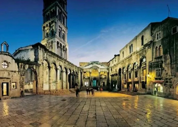 M&s S Bazenom Split - *